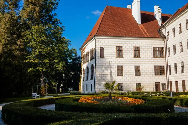 トレボン 南ボヘミア チェコ共和国 2021年10月9日 城の中庭 タワーとスグラフィトの壁画が飾られたルネサンス様式の城は 晴れた日にファサードで石膏を飾られ 公園と中世の歴史的な町 — ストック写真