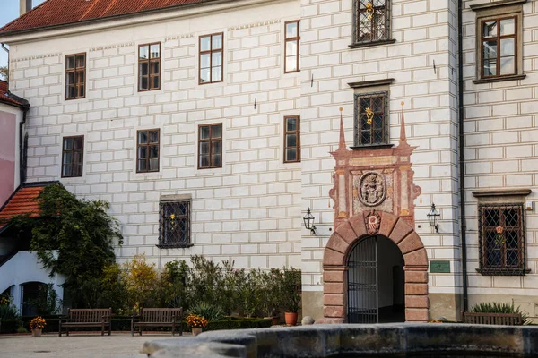 Trebon Zuid Bohemen Tsjechië Oktober 2021 Kasteeltoegangspoort Met Rozenwapenschild Middeleeuws — Stockfoto