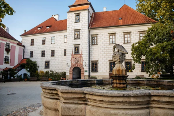 Trebon Zuid Bohemen Tsjechië Oktober 2021 Kasteelhof Renaissancekasteel Met Graffitimuurschildering — Stockfoto