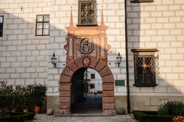 Trebon Jižní Čechy Října 2021 Vstupní Brána Hradu Růžovým Erbem — Stock fotografie