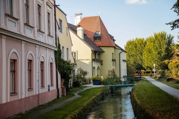 Trebon Zuid Bohemen Tsjechië Oktober 2021 Smalle Pittoreske Straat Met — Stockfoto