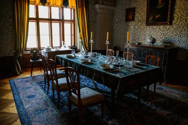 2021年10月9日 捷克共和国南波西米亚 Cervena Lhota 城堡内部 巴洛克木雕家具 墙壁上有花卉装饰的餐厅 桌上有瓷器 玻璃烛台 — 图库照片