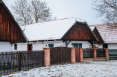 Prerov nad Labem, Csehország, 2021. december 5.: Hagyományos falusi faház télen, történelmi tájépítészet, Karácsony Skanzenben, Polabi szabadtéri néprajzi múzeum