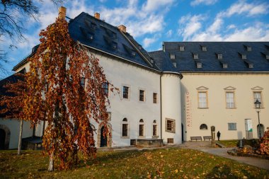 Konigstein, Saksonya, Almanya, 6 Kasım 2021: Kumandan 'ın evi olan ortaçağ kalesi, Elbe nehri vadisinde turizm merkezi, eski kale, güneşli bir sonbahar gününde tarihi kumtaşı kalesi