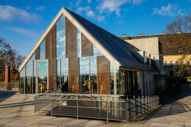 Konigstein, Saksonya, Almanya, 6 Kasım 2021: Festungsbckerei ile ortaçağ kalesi, Elbe Nehri vadisinde turizm merkezi, eski kale, tarihi kumtaşı kalesi güneşli bir sonbahar gününde