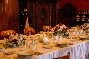 Libochovice, Bohemya, Çek Cumhuriyeti, 19 Eylül 2021: Barok ahşap mobilya, yemek odası, porselen ve kristal bardaklı masa, tabak için dolap, çiçekli vazolar