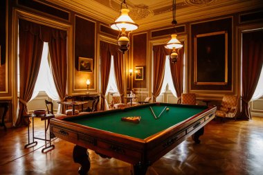 Libochovice, Bohemya, Çek Cumhuriyeti, 19 Eylül 2021: Barok ahşap oymalı mobilya, oyun odası, yeşil kumaşlı büyük bilardo masası, oyun kartları ve koltuklar için masa