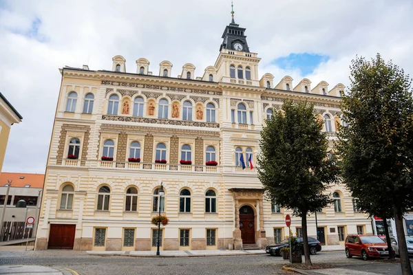 Louny, Çek Cumhuriyeti, 19 Eylül 2021: Ana Barış Meydanı 'ndaki Neo-Rönesans belediye binası veya Mirove namesti, sgraffito duvar ve saat kulesi ve sonbahar günü alegori heykelleri ile bina