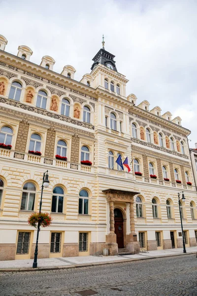 Louny, Çek Cumhuriyeti, 19 Eylül 2021: Ana Barış Meydanı 'ndaki Neo-Rönesans belediye binası veya Mirove namesti, sgraffito duvar ve saat kulesi ve sonbahar günü alegori heykelleri ile bina