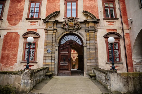 リボチョヴィツェ ボヘミア チェコ共和国 2021年9月19日 フランス風の公園と庭園 ロマンチックな赤と黄色のバロック様式の城 秋の日に紋章入りの入り口ゲート — ストック写真