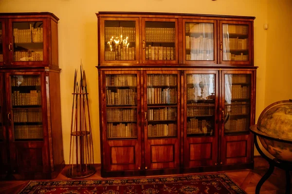 Libochovice, Bohemya, Çek Cumhuriyeti, 19 Eylül 2021: Barok ahşap mobilya, kütüphane, 