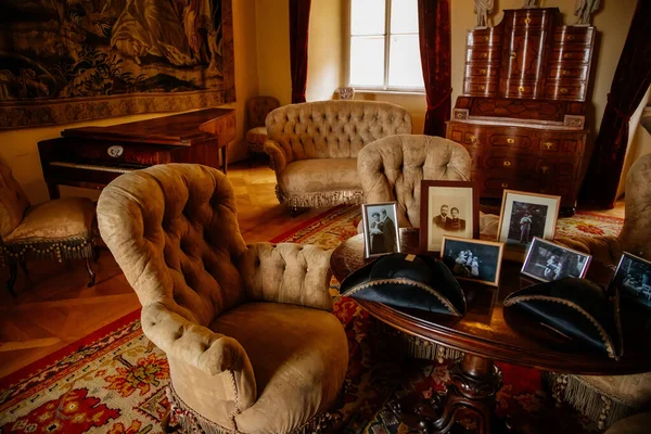 2021年9月19日 捷克共和国波希米亚 Libochovice 城堡内部 带有巴洛克木雕家具 客房沙龙 有柔软的折边扶手椅 桌子上印有家人和三角帽的照片 — 图库照片