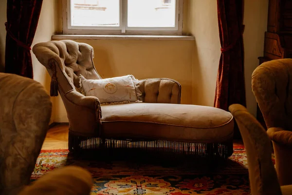 Libochovice, Bohemya, Çek Cumhuriyeti, 19 Eylül 2021: Barok ahşap mobilyalı kale iç mimarisi, yüksek arkası pencere kenarlı yumuşak şezlong, nakışlı yastık