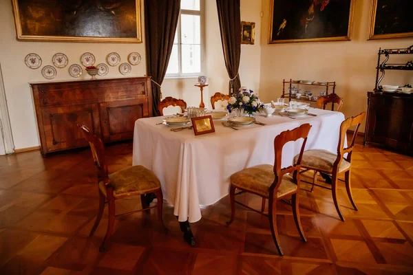 Libochovice Csehország 2021 Szeptember Kastélybelső Tér Barokk Fabútorral Étkező Asztal — Stock Fotó