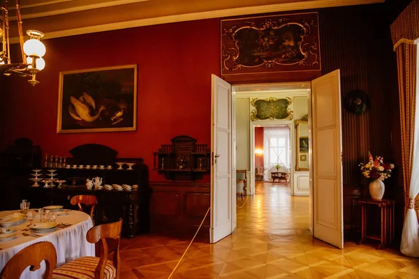 Libochovice, Bohemya, Çek Cumhuriyeti, 19 Eylül 2021: Barok ahşap mobilya, yemek odası, porselen ve kristal bardaklı masa, tabak dolabı, oda kaplaması