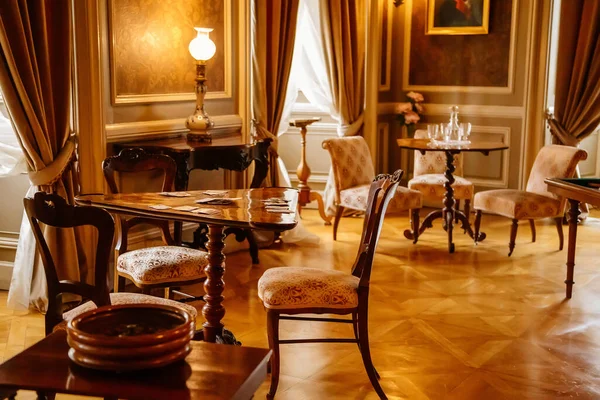 Libochovice, Bohemya, Çek Cumhuriyeti, 19 Eylül 2021: Barok ahşap oymalı mobilyalar, oyun odası, iskambil kartları ve koltuklar için masa