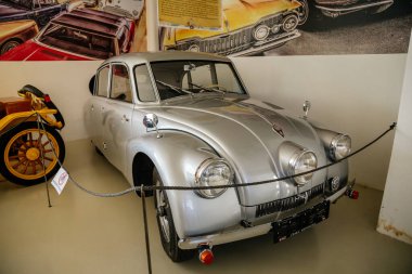 Luzna, Çek Cumhuriyeti, 31 Temmuz 2021: Klasik Amerikan Gaziler Otomobil Müzesi JK Classics, gri tatra 87 1937, Route 66 'da sergilenen tarihi arabalar