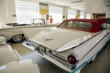 Luzna, Çek Cumhuriyeti, 31 Temmuz 2021: Klasik Otomobil Amerikan Gazileri Müzesi JK Klasikleri, Beyaz Buick, Route 66 'da eski tarihi arabalar sergilendi