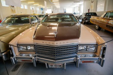 Luzna, Çek Cumhuriyeti, 31 Temmuz 2021: Klasik Amerikan Gaziler Otomobil Müzesi JK Classics, Beige1978 Cadillac Eldorado Biarritz, Route 66 'da sergilenen tarihi arabalar