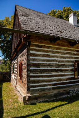Zbeno, Orta Bohemya, Çek Cumhuriyeti, 31 Temmuz 2021 Hamous Çiftliği mimari anıtları, çoğunlukla ahşap evler, yazın güneşli bir günde tarihi ahşap bina, kırsal kesimde köy.