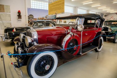 Luzna, Çek Cumhuriyeti, 31 Temmuz 2021: Klasik Amerikan Gaziler Otomobil Müzesi, JK Classics, kırmızı Cadillac 1928 LaSalle Model 303, Route 66