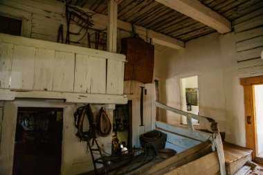 Zbeno, Merkez Bohemya, Çek Cumhuriyeti, 31 Temmuz 2021, Hamous Çiftliği, kırsal kesimdeki, geleneksel ahşap köy evinin içi, tarım araçlarıyla dolu.