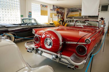 Luzna, Çek Cumhuriyeti, 31 Temmuz 2021: Klasik Amerikan Gaziler Otomobil Müzesi JK Classics, Red Ford Galaksi Galaksisi 1959, Route 66 'da sergilenen tarihi arabalar