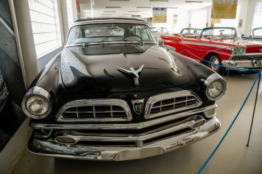 Luzna, Çek Cumhuriyeti, 31 Temmuz 2021: Klasik Amerikan Otomobil Müzesi JK Classics, siyah Imperial Chrysler, Route 66 'da sergilenen tarihi arabalar