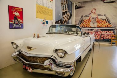 Luzna, Çek Cumhuriyeti, 31 Temmuz 2021: Klasik Amerikan Gaziler Otomobil Müzesi JK Klasik, Beyaz 1956 Cadillac Eldorado üstü açılır, Route 66 'da eski tarihi arabalar sergilendi