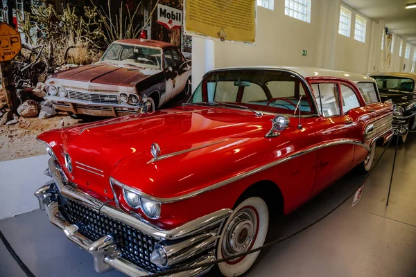 Luzna, Çek Cumhuriyeti, 31 Temmuz 2021: Klasik Amerikan Otomobil Müzesi JK Klasikleri, kırmızı 1958 Buick Caballero arazi vagonu, Route 66 'da sergilenen tarihi arabalar