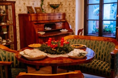 Kolin, Çek Cumhuriyeti, 26 Aralık 2021: Bölgesel Müze Evi Cervinkovsky dum, Biedermeier tarzı mobilyalar, Noel ağacı ve süslemeler, masa yakınındaki koltuklar, oturma odası