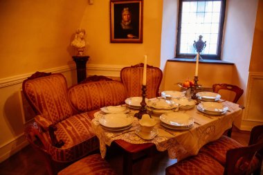 Kolin, Çek Cumhuriyeti, 26 Aralık 2021: Bölgesel Müze Evi Cervinkovsky dum, Biedermeier tarzı mobilyalar, masa, kanepe ve koltuklar, yemek odası, klasik piyano