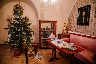 Kolin, Çek Cumhuriyeti, 26 Aralık 2021: Bölgesel Müze Evi Cervinkovsky dum, Biedermeier tarzı mobilyalar, Noel ağacı ve süslemeler, masa yakınındaki koltuklar, oturma odası