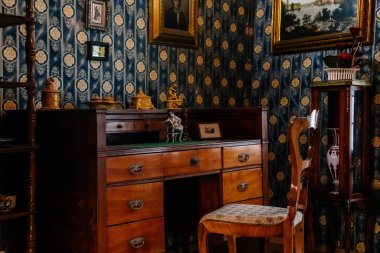 Kolin, Çek Cumhuriyeti, 26 Aralık 2021: Bölgesel Müze Binası Cervinkovsky dum, Biedermeier tarzı mobilya, masa ya da yazı masası, Çinlilerle dolu raf, yaldızlı çerçeveli tablolar