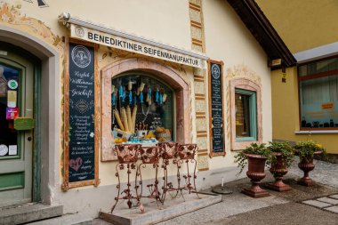 Hallstatt, Avusturya, 27 Ağustos 2021: Yaz günü renkli manzaralı bir kasaba caddesi, Alps 'teki dağ köyü, UNESCO mirası, geleneksel evler, benediktiner seifenmanufaktur, sabun fabrikası
