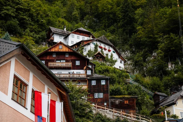 2021年8月27日オーストリア ホルシュタット 夏の日にカラフルな絵のような街の通り 湖とアルプスの近くの山間の村 ユネスコの遺産 伝統的な家 木製のバルコニー ポットの花 — ストック写真