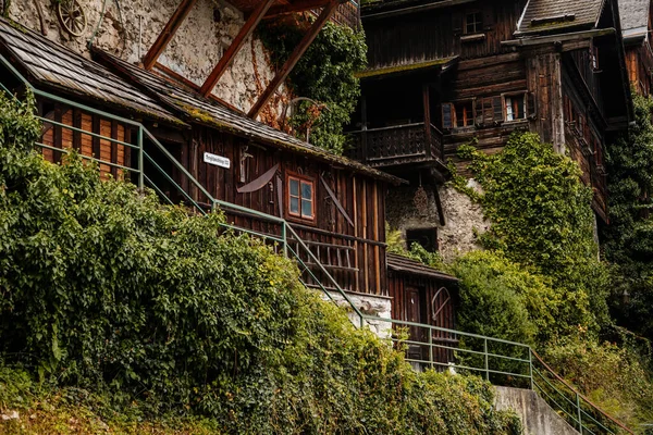 2021年8月27日オーストリア ホルシュタット 夏の日にカラフルな絵のような街の通り 湖の近くの山村 アルプス ユネスコ遺産 バルコニー付きの伝統的な木造住宅 ポットの花 — ストック写真