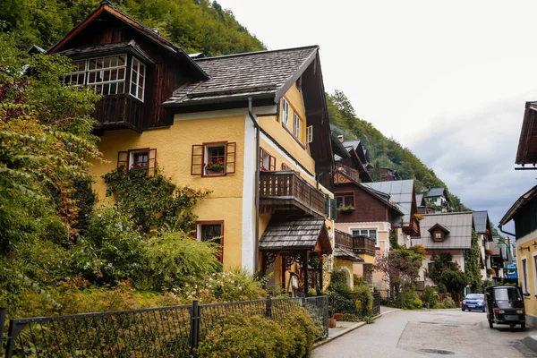 Hallstatt Austria Agosto 2021 Colorida Pintoresca Calle Ciudad Día Verano —  Fotos de Stock