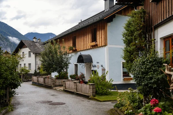 2021年8月27日オーストリア ホルシュタット 夏の日にカラフルな絵のような街の通り 湖とアルプスの近くの山間の村 ユネスコの遺産 伝統的な家 木製のバルコニー ポットの花 — ストック写真