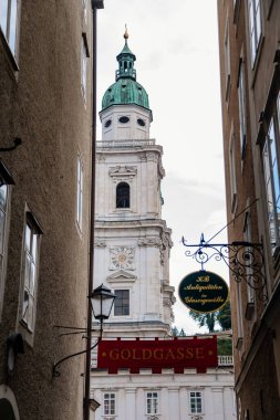 Salzburg, Avusturya, 28 Ağustos 2021: Yaz günü Domplatz Meydanı, Goldgasse veya Golden Street 'te çan ve saat beyazı kulesi olan Barok Katedrali