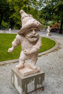 Salzburg, Avusturya, 28 Ağustos 2021: Mirabell Sarayı, Mirabellgarten veya Mirabell Bahçesi 'nde Zwerglgarten veya Dwarf Garden, yaz günü Sound of Music, yeşil çimenlerdeki ünlü taş heykeller sergilendi.
