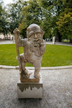 Salzburg, Avusturya, 28 Ağustos 2021: Mirabell Sarayı, Mirabellgarten veya Mirabell Bahçesi 'nde Zwerglgarten veya Dwarf Garden, yaz günü Sound of Music, yeşil çimenlerdeki ünlü taş heykeller sergilendi.