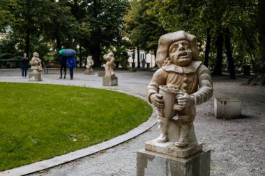 Salzburg, Avusturya, 28 Ağustos 2021: Mirabell Sarayı, Mirabellgarten veya Mirabell Bahçesi 'nde Zwerglgarten veya Dwarf Garden, yaz günü Sound of Music, yeşil çimenlerdeki ünlü taş heykeller sergilendi.