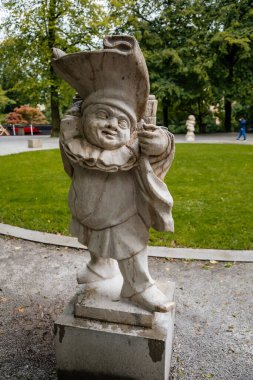Salzburg, Avusturya, 28 Ağustos 2021: Mirabell Sarayı, Mirabellgarten veya Mirabell Bahçesi 'nde Zwerglgarten veya Dwarf Garden, yaz günü Sound of Music, yeşil çimenlerdeki ünlü taş heykeller sergilendi.