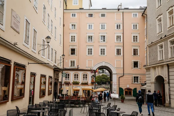 Salzburg Österreich August 2021 Enge Malerische Straße Mit Bunten Gebäuden — Stockfoto