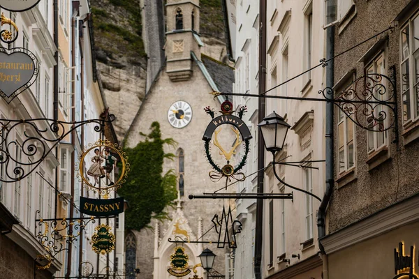 2021年8月28日 奥地利萨尔茨堡 历史名城Altstadt或Old Town的谷物巷或Getreidegasse著名的购物街 夏季的许多高楼天际线上都有铁制的行会标志 — 图库照片