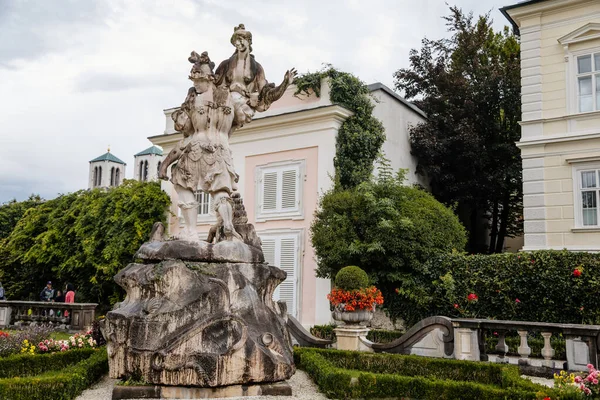 2021年8月28日 奥地利萨尔茨堡 宫殿附近著名的米拉贝尔花园 几何布置的公园 夏季绑架海伦娜的巴洛克石像 音乐之声 红玫瑰 — 图库照片