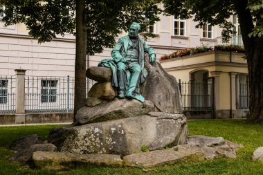 Linz, Avusturya, 29 Ağustos 2021: Dar resimli cadde, Ortaçağ 'ın tarihi merkezindeki renkli binalar cephesi, yaz güneşli günü, Promenadenpark ve Adalbert Stifter anıtı