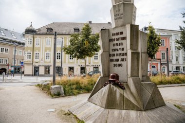 Linz, Avusturya, 29 Ağustos 2021: Dar resimli cadde, ortaçağ şehrinin tarihi merkezinde renkli binalar cephesi, yaz günü, Kriegsdenkmal Birinci Dünya Savaşı kurbanlarının anıtı