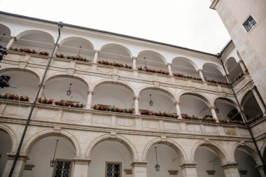 Linz, Avusturya, 29 Ağustos 2021: Yukarı Avusturya Landhaus Parlamentosu, Orta Çağ 'ın tarihi merkezindeki renkli barok binalar cephesi, yaz günü, Planetenbrunnen çeşmesi, rönesans atarileri